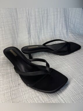 Cushionaire Black Kitten Heel Thong Sandals Women’s 7 Minimalist Y2K Heels